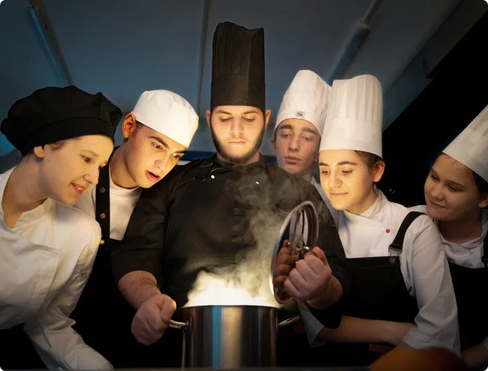 Повара смотрят в волшебную кастрюлю