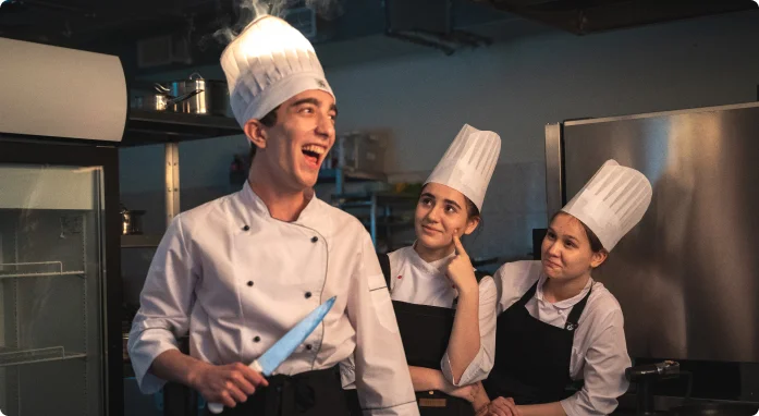 Шефы смеются.